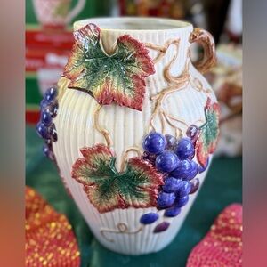 Beautiful Fitz & Floyd Fruit Design 10” Vase